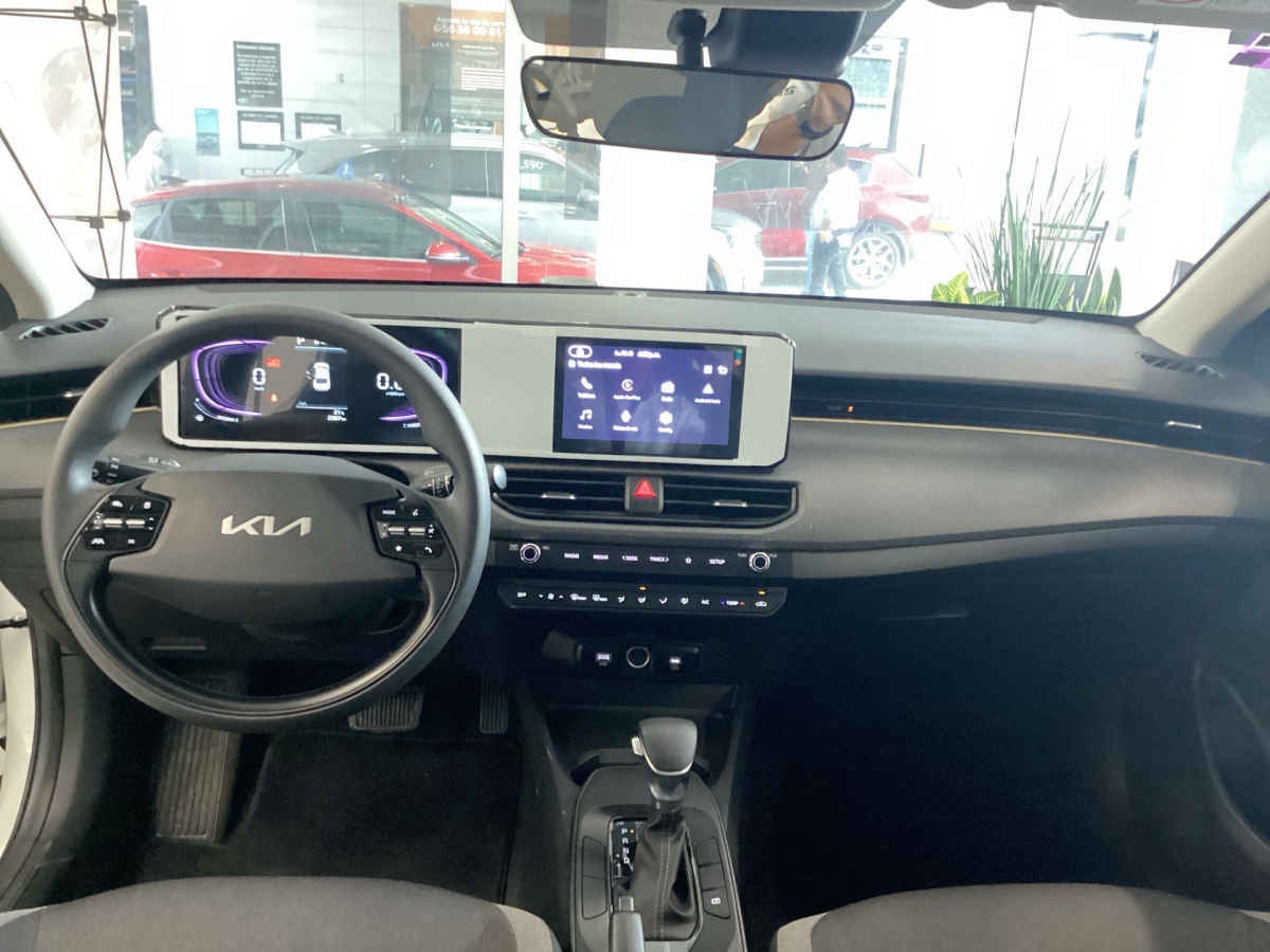 2027 Kia K3 4p LX L4/1.6 Aut
