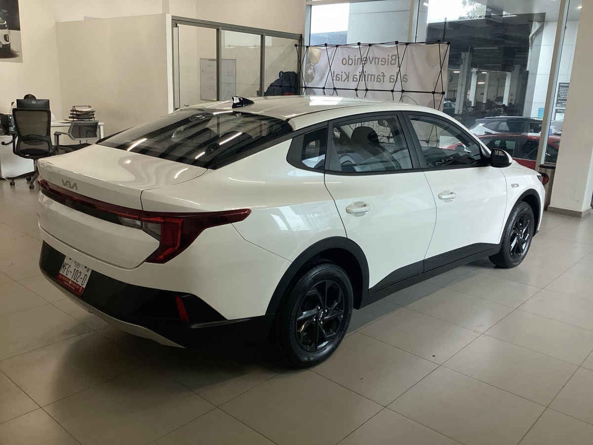 2027 Kia K3 4p LX L4/1.6 Aut